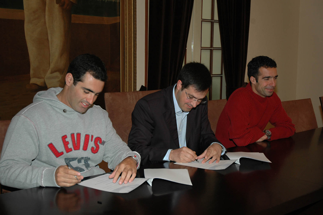 Câmara e Os Delfins assinam protocolo para vigilância das praias