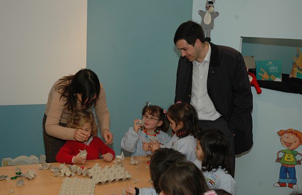 Crianças aprendem a reutilizar papel e cartão, na Biblioteca Municipal