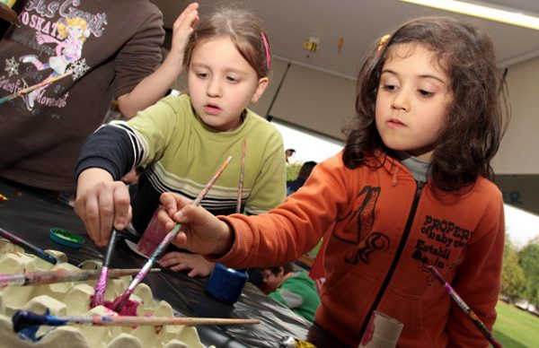Crianças aprendem a reciclar e a reutilizar