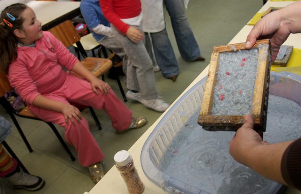 Crianças das escolas básicas do Desterro e Aguçadoura aprendem a reciclar e a reutilizar papel