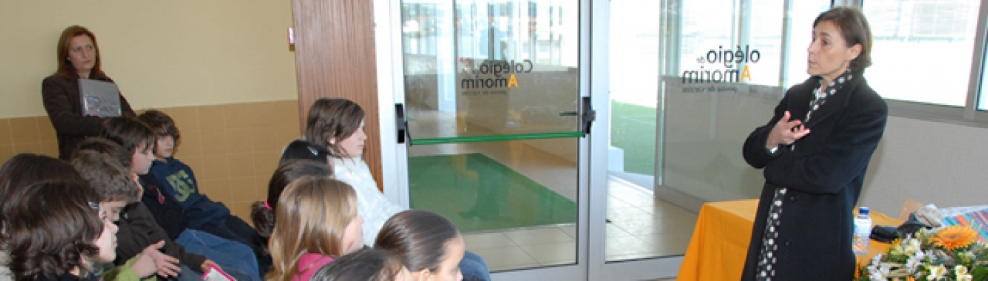 Maria do Rosário Pedreira e Aurelino Costa no Colégio de Amorim: alunos atentos aos ensinamentos dos autores