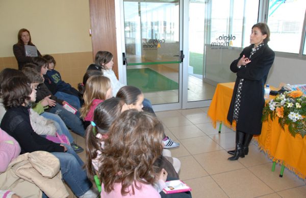 Maria do Rosário Pedreira e Aurelino Costa no Colégio de Amorim: alunos atentos aos ensinamentos dos autores