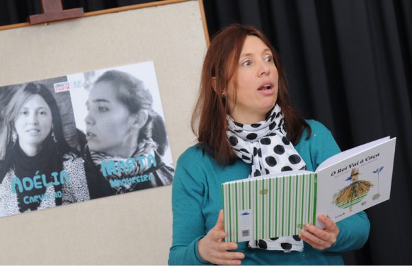 Escritora Adélia Carvalho encontra-se com alunos