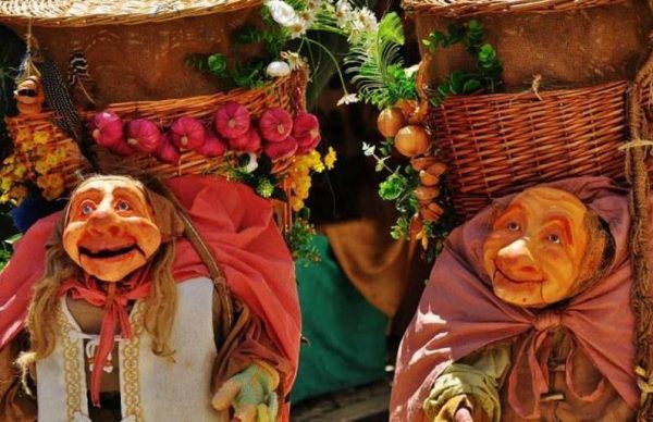 Teatro de rua “Agostinho e Felicidade” em frente ao Cine-Teatro Garrett