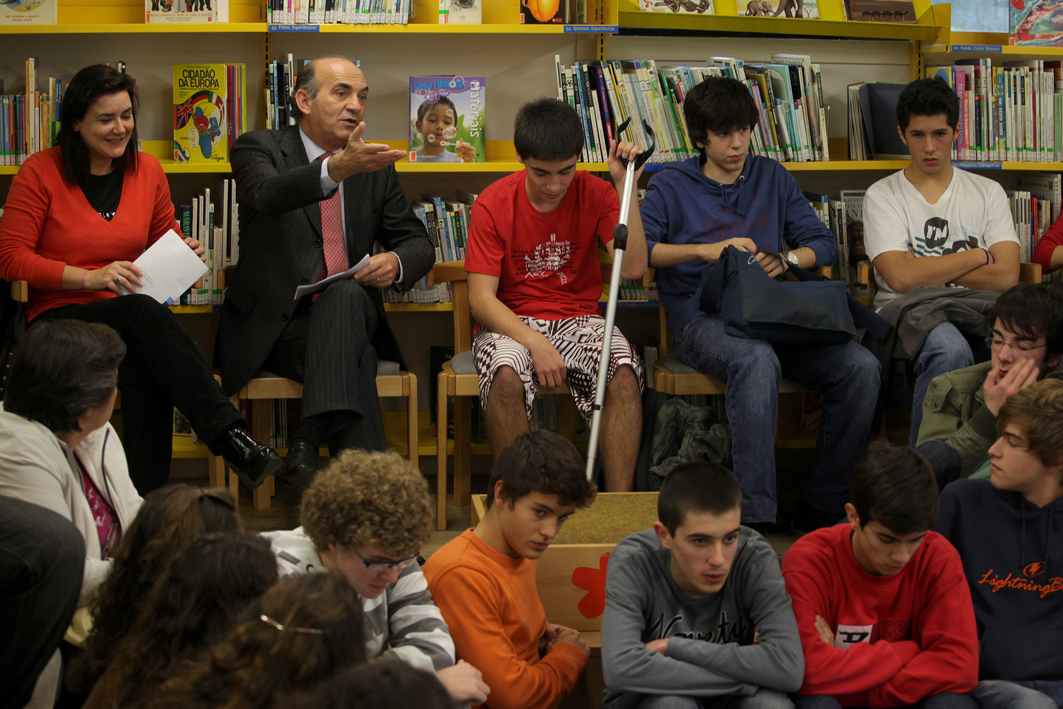 Biblioteca recebe alunos para conversar com Diogo Linhares