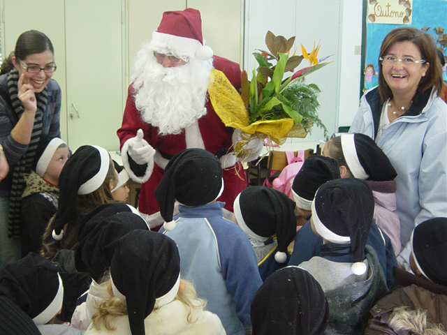 Pai Natal da Rádio Onda Viva em visita a escolas