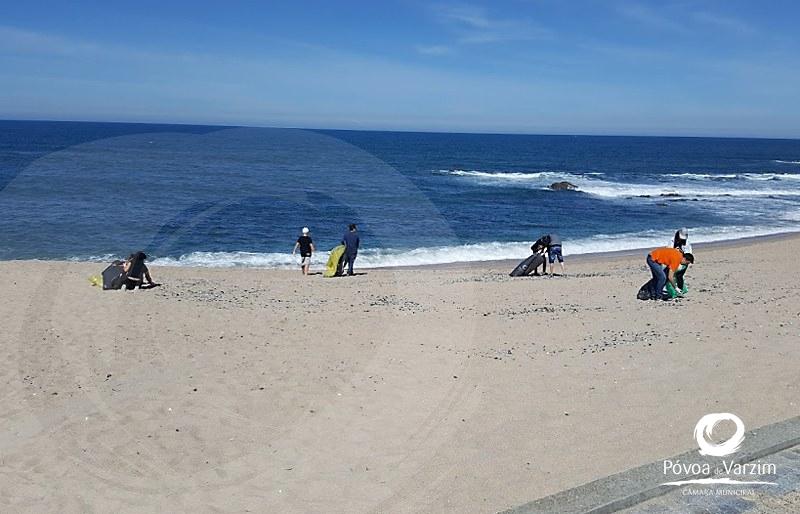 Voluntariado ambiental na Praia dos Beijinhos