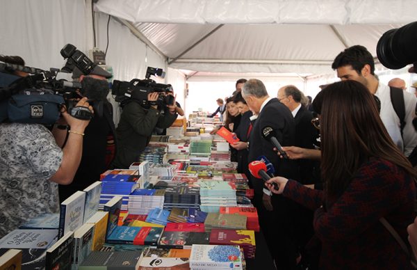 Marcelo Rebelo de Sousa assina Livro de Honra