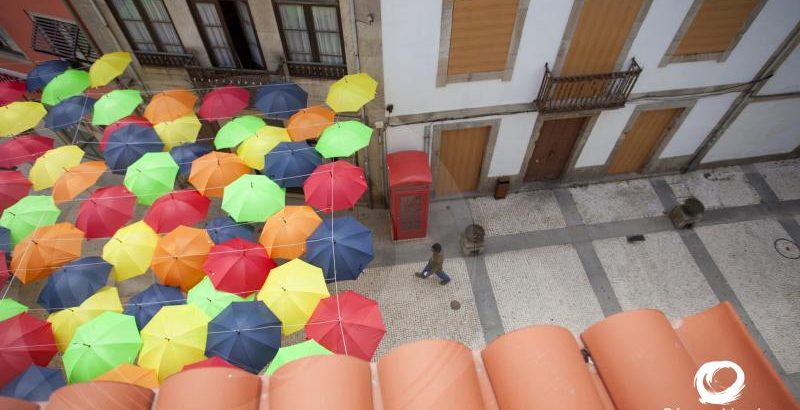 Instalação de guarda-chuvas em frente ao Cine-Teatro Garrett 21
