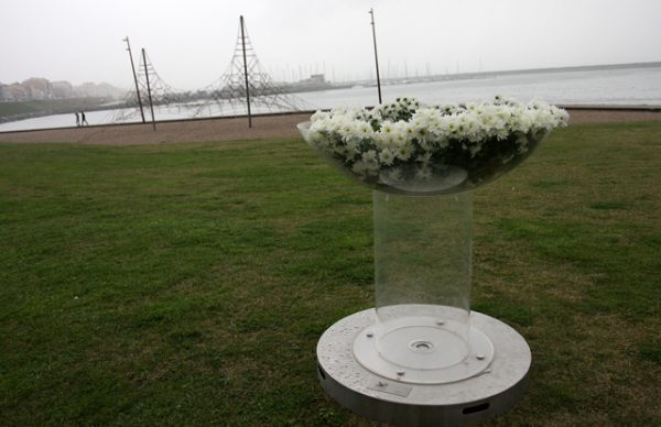 Lançamento das flores brancas ao mar