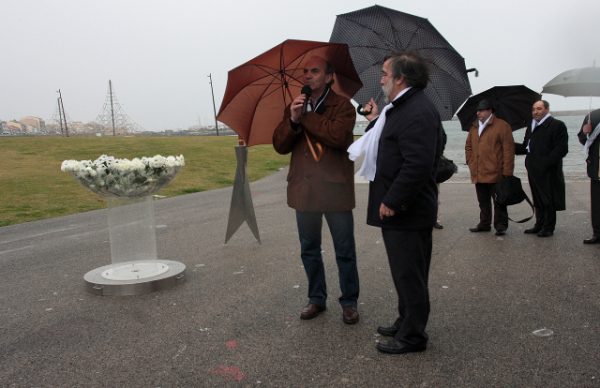 Lançamento de flores, no Dia Mundial da Paz