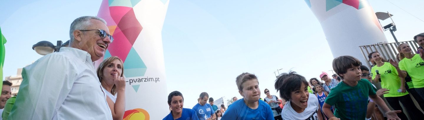 Centenas a correr e a caminhar ao pôr do sol a favor dos Bombeiros