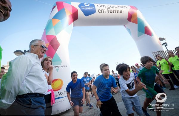 Centenas a correr e a caminhar ao pôr do sol a favor dos Bombeiros