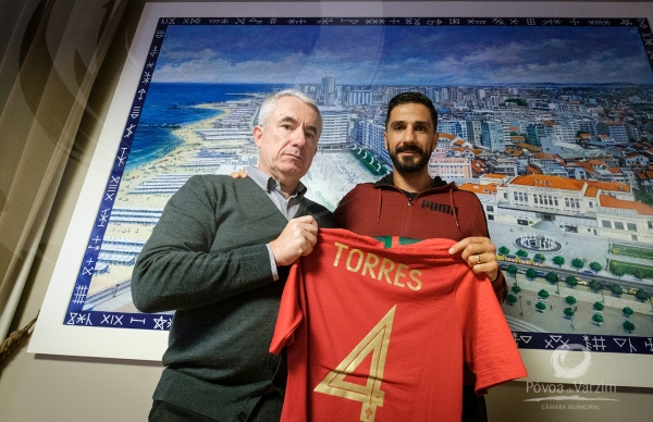 Bruno Torres ofereceu camisola autografada ao Presidente da Câmara