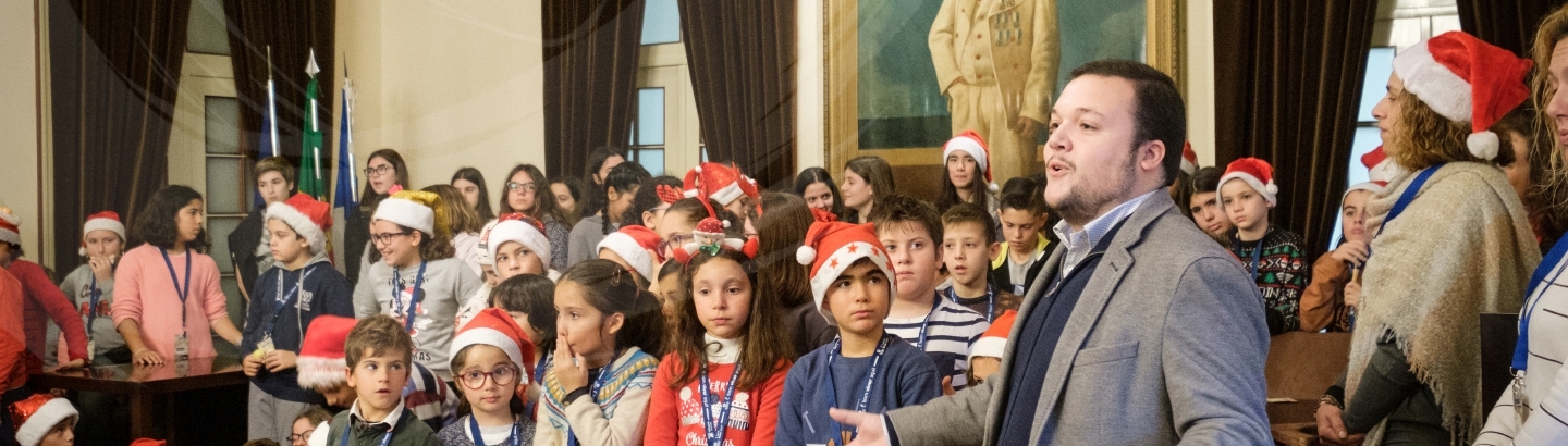 Dá-te Férias: crianças cantaram Boas Festas no Salão Nobre