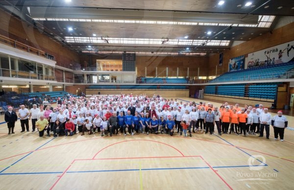 Centenas de idosos celebram Natal a praticar desporto