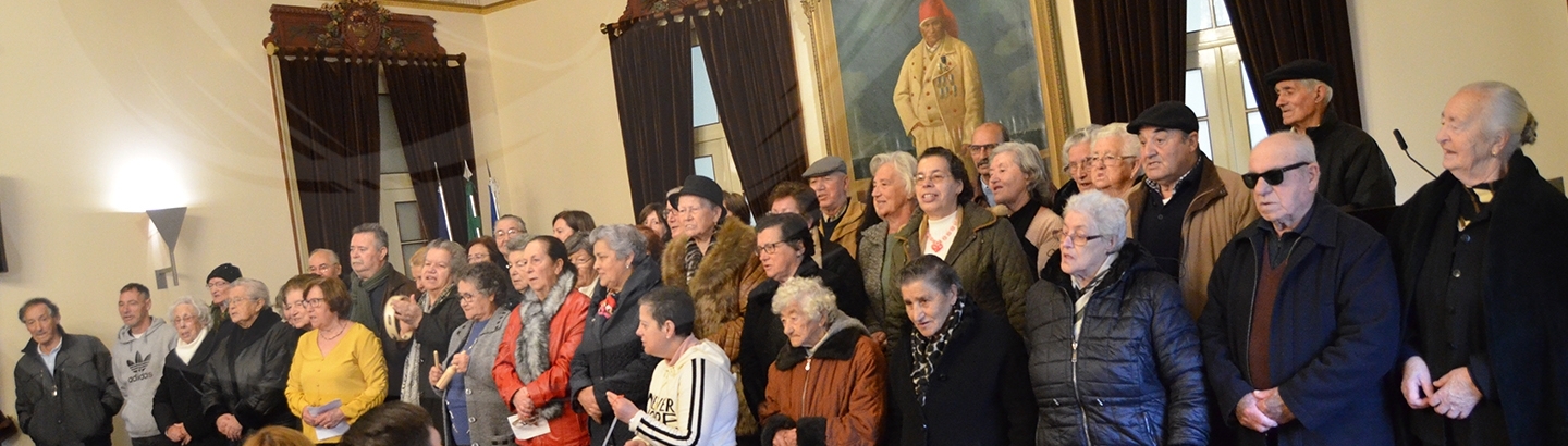 Utentes do COL cantaram as boas festas nos Paços do Concelho