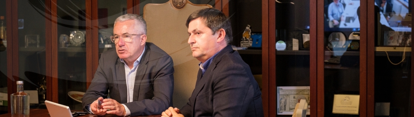 Município promove mobilidade elétrica: novo posto de carregamento na Praça do Almada