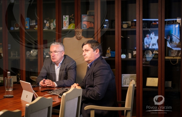 Município promove mobilidade elétrica: novo posto de carregamento na Praça do Almada