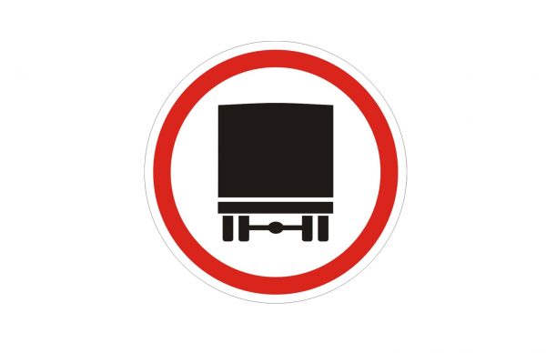 Rua dos Poços Negros, em Laúndos: proibida a circulação de veículos com mais de 3,5 toneladas