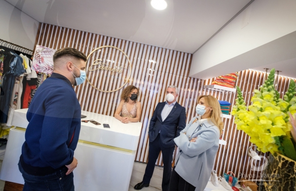 Presidente da Câmara marca presença em inauguração de loja em Aguçadoura