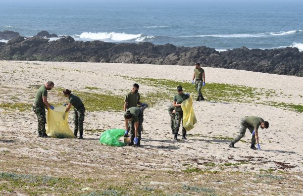 Escola dos Serviços realiza limpeza de praia em Quião