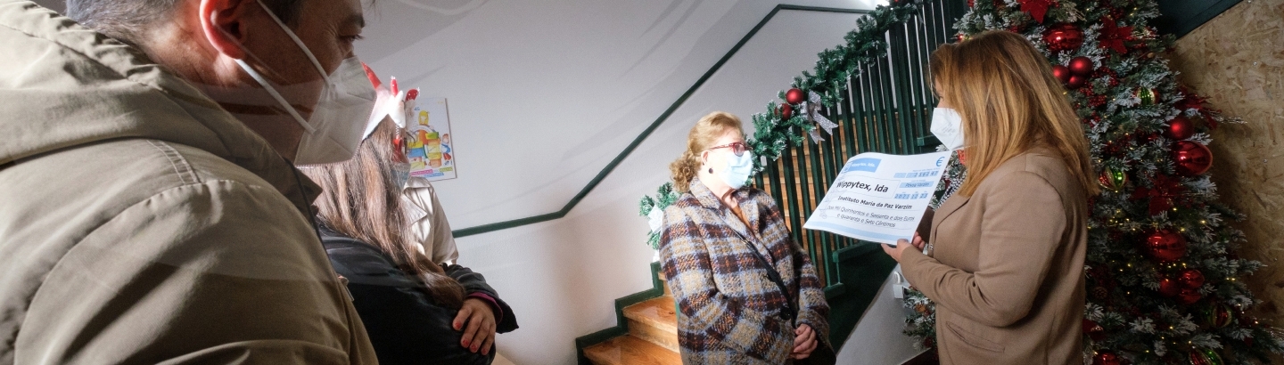 Instituições Maria da Paz Varzim e Argevadi recebem cheques solidários