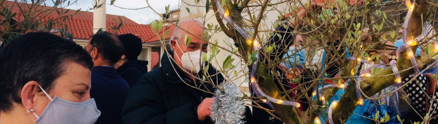 Utentes do COL enfeitam a sua Árvore de Natal