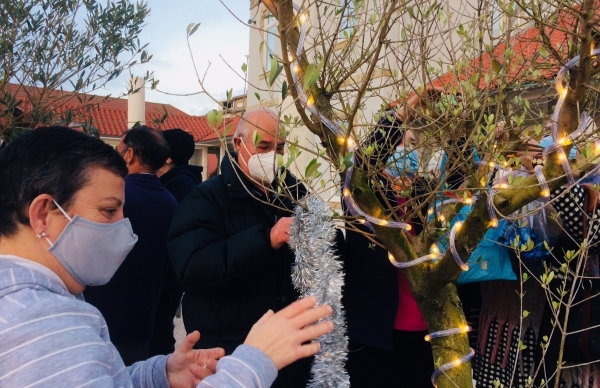 Utentes do COL enfeitam a sua Árvore de Natal