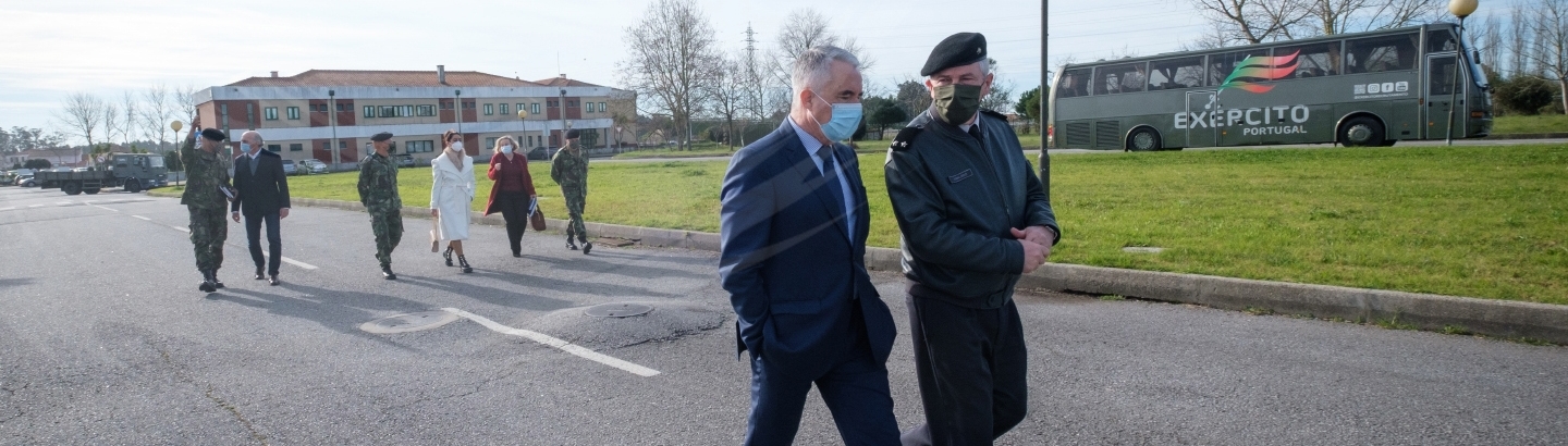 Presidente da Câmara acompanha Major-General Ramalhôa Cavaleiro em visita à Escola dos Serviços