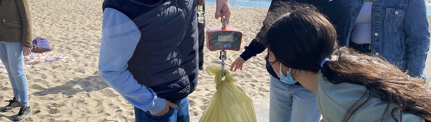 Jovens poveiros participam em ação de limpeza da praia