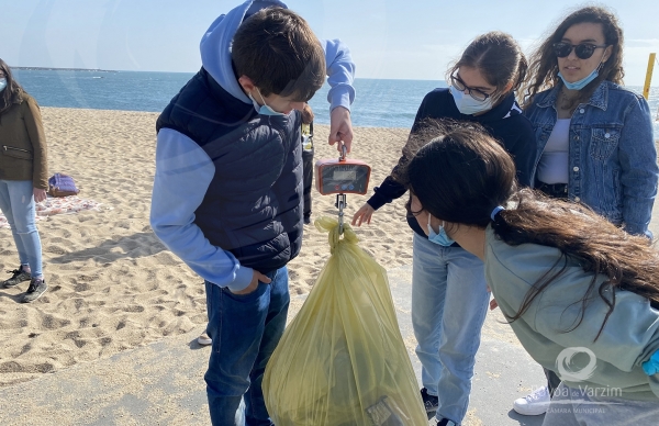 Jovens poveiros participam em ação de limpeza da praia