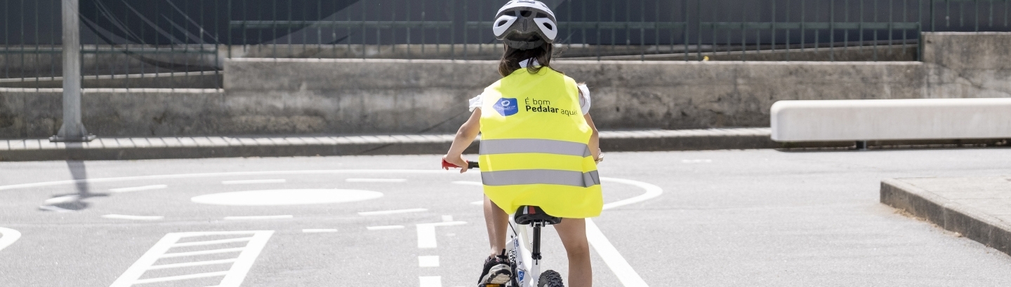 Câmara Municipal entrega bicicletas e capacetes a escolas do concelho