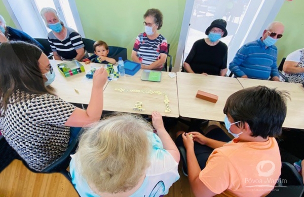 Convívio entre avós e netos no Centro Ocupacional da Lapa