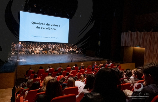 Escola Flávio Gonçalves distingue alunos de excelência