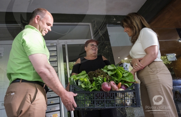 Entrega de cabazes de hortícolas para quem separa os resíduos alimentares
