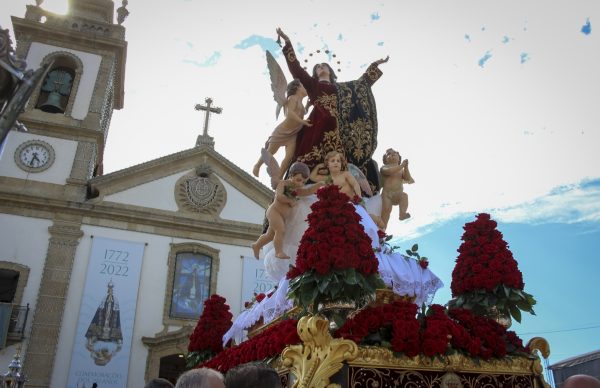 Milhares de pessoas na procissão de Nossa Senhora d’Assunção