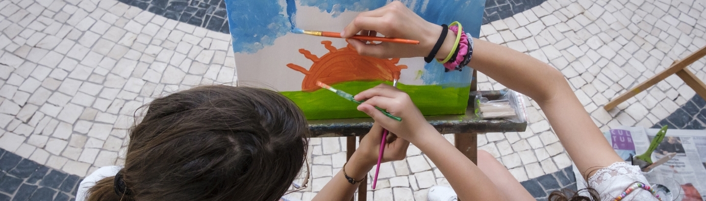25 jovens coloriram o Mundo na Praça dos Pintores