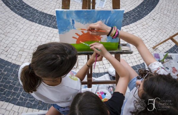 25 jovens coloriram o Mundo na Praça dos Pintores
