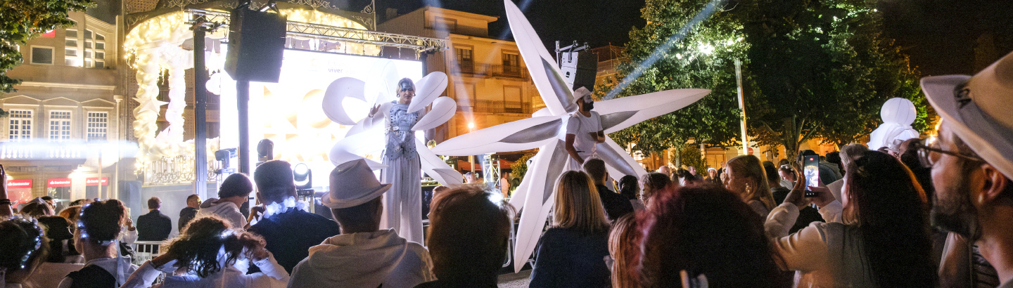 Mar branco inunda artérias da Póvoa de Varzim