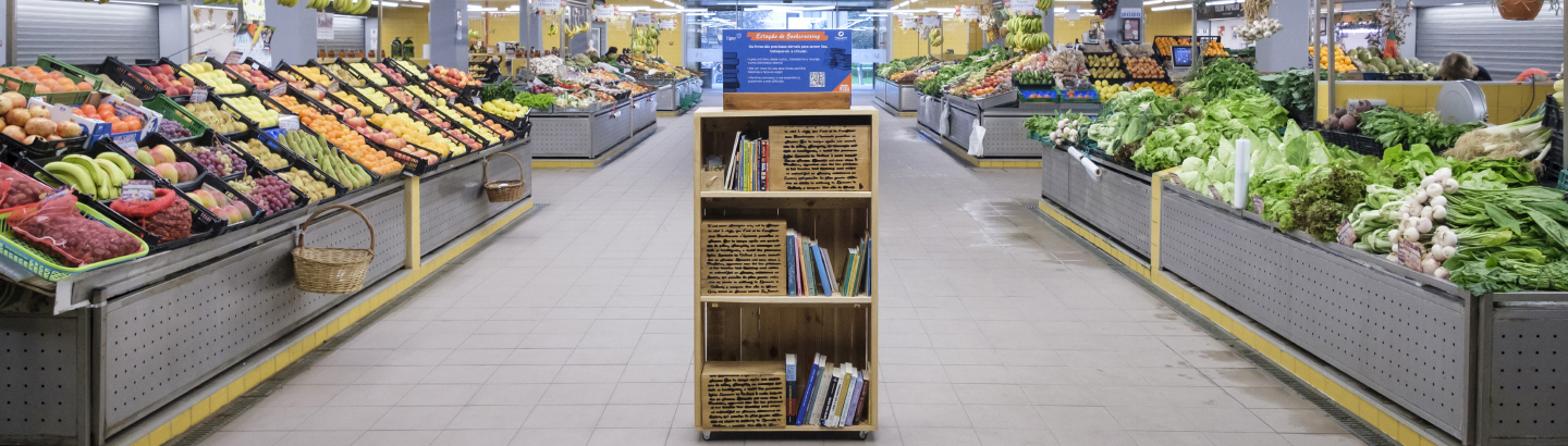 Pequena biblioteca de partilha no Mercado Municipal