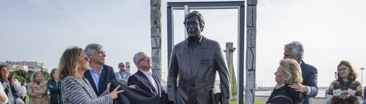 Município homenageou José de Azevedo com escultura à beira-mar