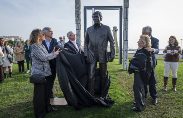 Município homenageou José de Azevedo com escultura à beira-mar
