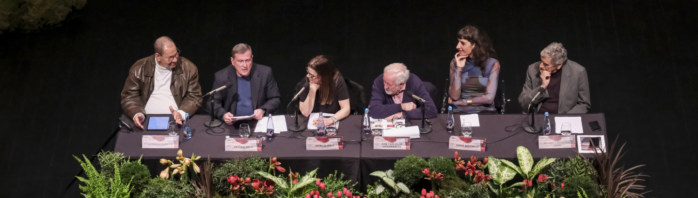 "Literatura é uma fábrica de mundos, que amplia e questiona a realidade"