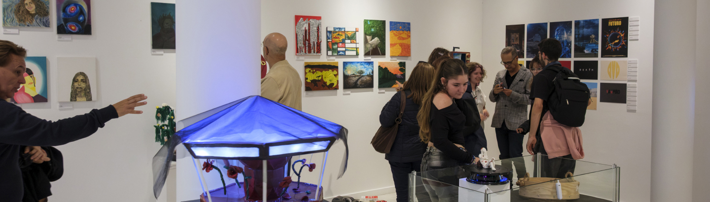 Mostra coletiva de alunos da ESEQ em exposição na Biblioteca Municipal