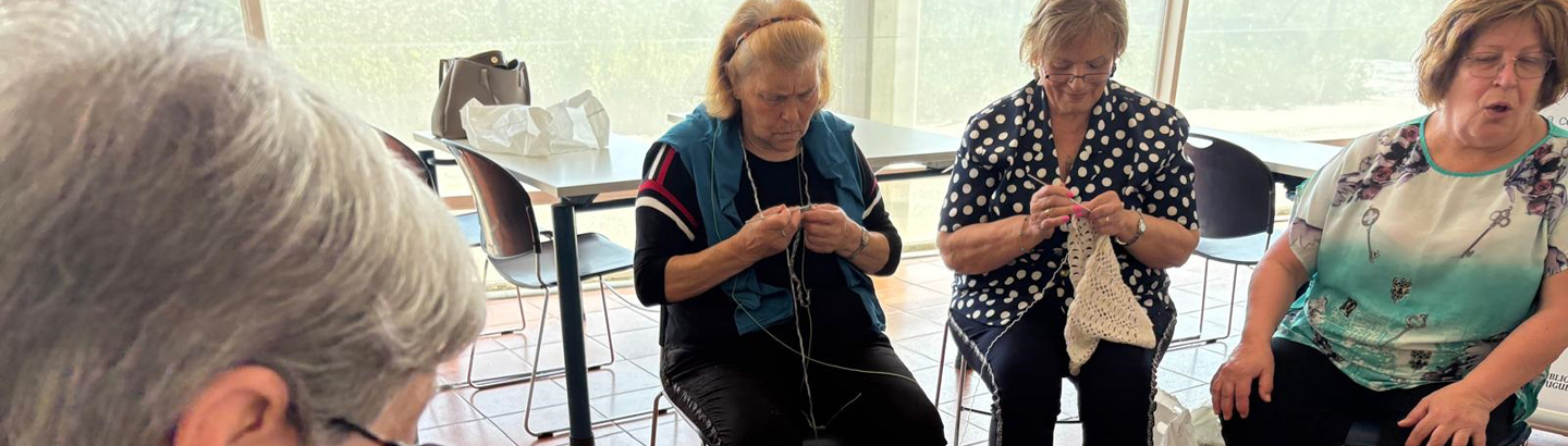 “Entre Agulhas e Afetos”: encontros de crochet que tecem laços de amizade e comunidade