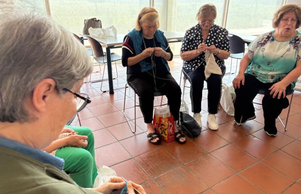 “Entre Agulhas e Afetos”: encontros de crochet que tecem laços de amizade e comunidade