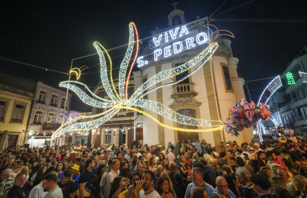 Milhares de pessoas na rua festejaram São Pedro com muita alegria