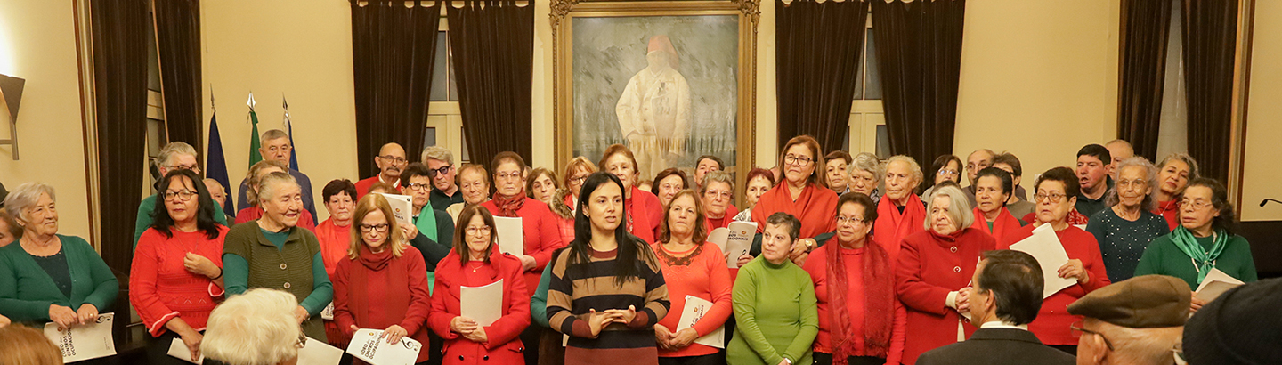 Utentes dos Centros Ocupacionais cantaram as boas festas nos Paços do Concelho