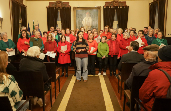 Utentes dos Centros Ocupacionais cantaram as boas festas nos Paços do Concelho